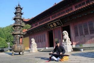 王锵印花衬衫男友风亮相 任演讲嘉宾首谈入行经历|三亿体育手机