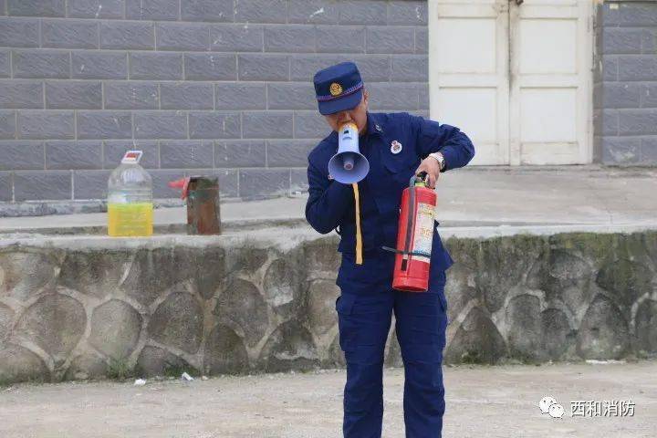 三亿体育手机版-
消防知识走进军训 实战演练防患未“燃”(图7)