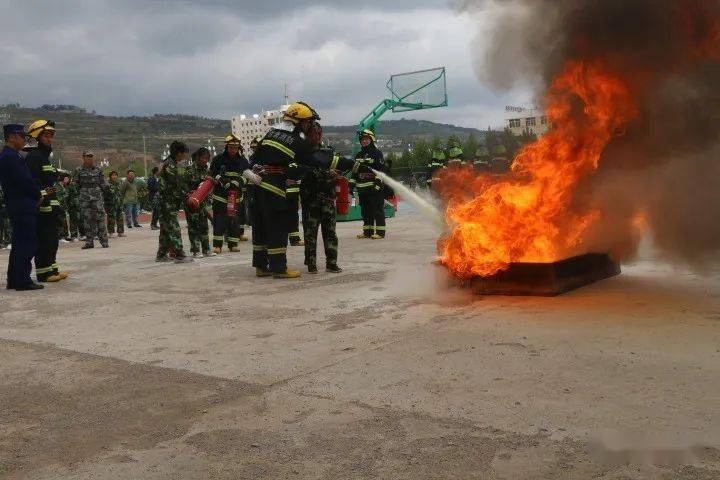 三亿体育手机版-
消防知识走进军训 实战演练防患未“燃”(图9)