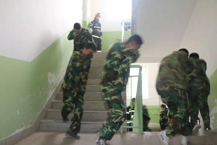 三亿体育手机版-
消防知识走进军训 实战演练防患未“燃”(图15)